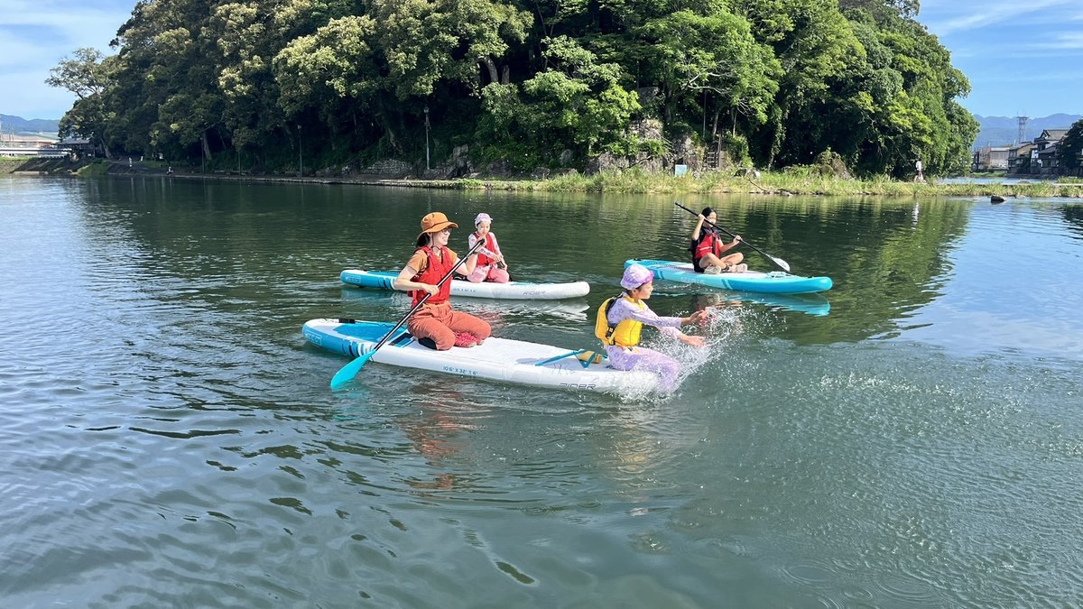 三隈川でSUPを楽しむ様子